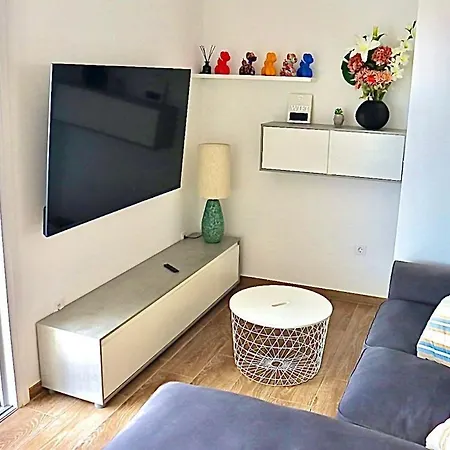 Stunning Sea View With Big Balcony In The Center דירה *