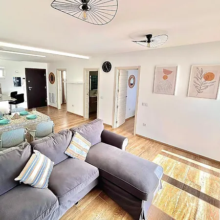 Stunning Sea View With Big Balcony In The Center דירה *