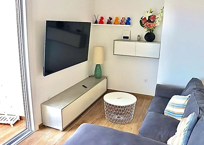 Stunning Sea View With Big Balcony In The Center דירה *