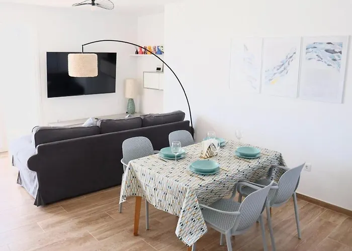 Stunning Sea View With Big Balcony In The Center דירה קורלחו