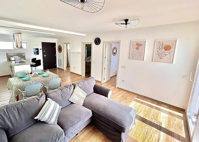 Stunning Sea View With Big Balcony In The Center דירה *