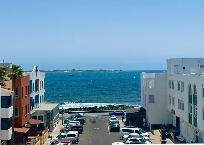 Stunning Sea View With Big Balcony In The Center דירה קורלחו