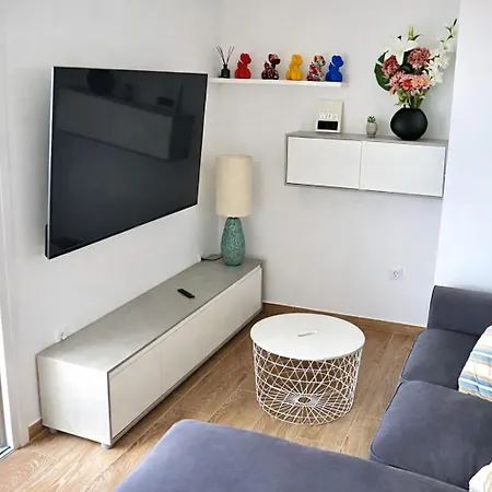 Maki Beautiful Terrace And Garage Apartment *